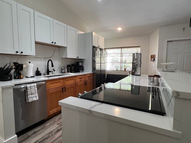 Building Photo - 4105 Palm Forest Dr S
