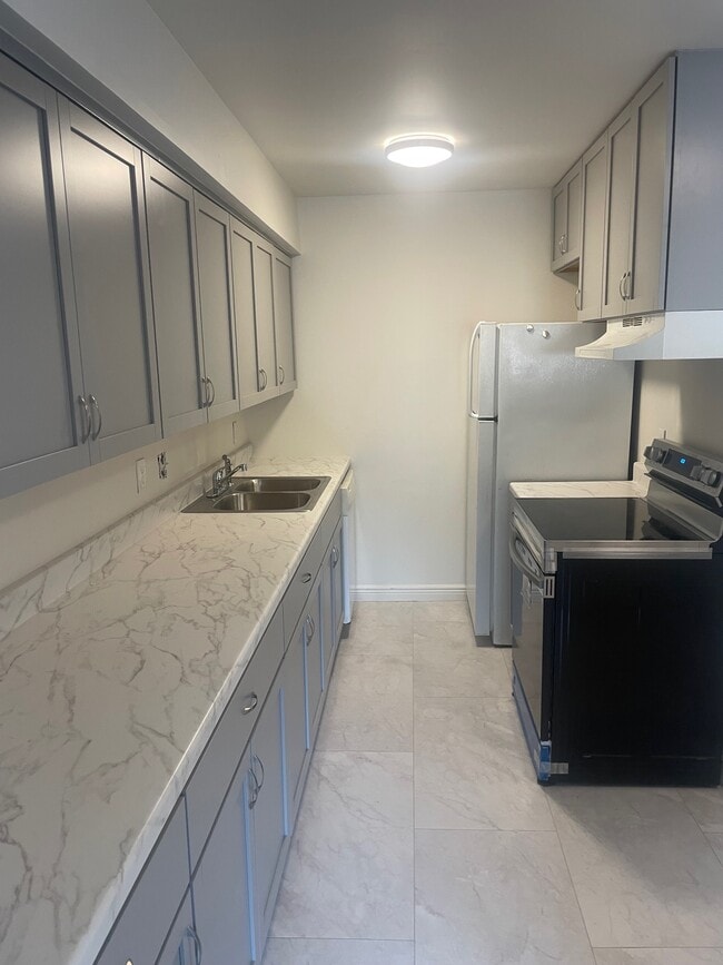 Kitchen - 4733 Cedar Lake Rd S