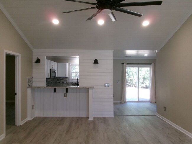 Building Photo - Newly renovated home in located in Carolin...