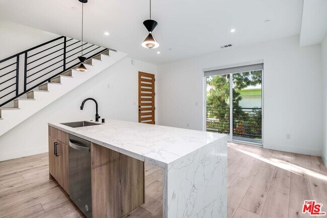 Foto del edificio - 15330 Weddington St