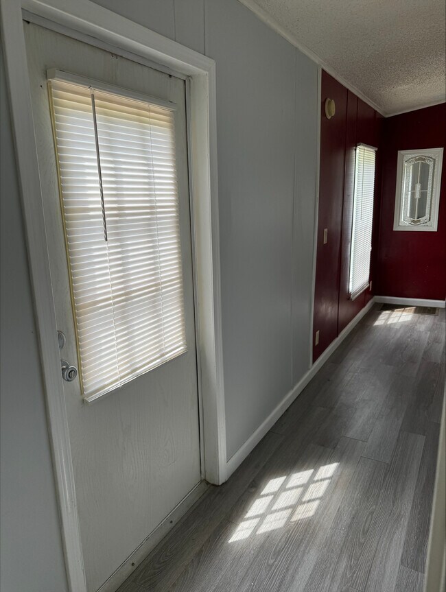 Foto del edificio - 663 N Railroad Ave