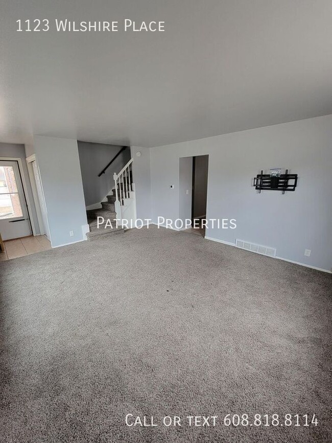 Foto del edificio - 3 Bed 1.5 Bath in Waukesha, WI