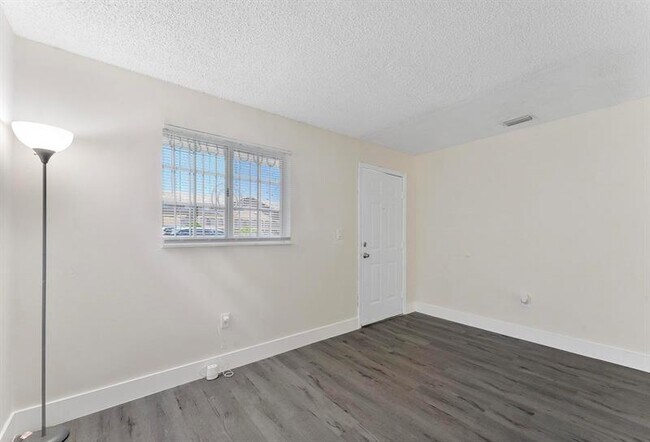 Foto del edificio - 8851 NW 119th St