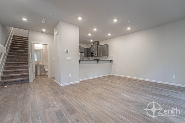 Building Photo - 4261 S Cloverhill Wy