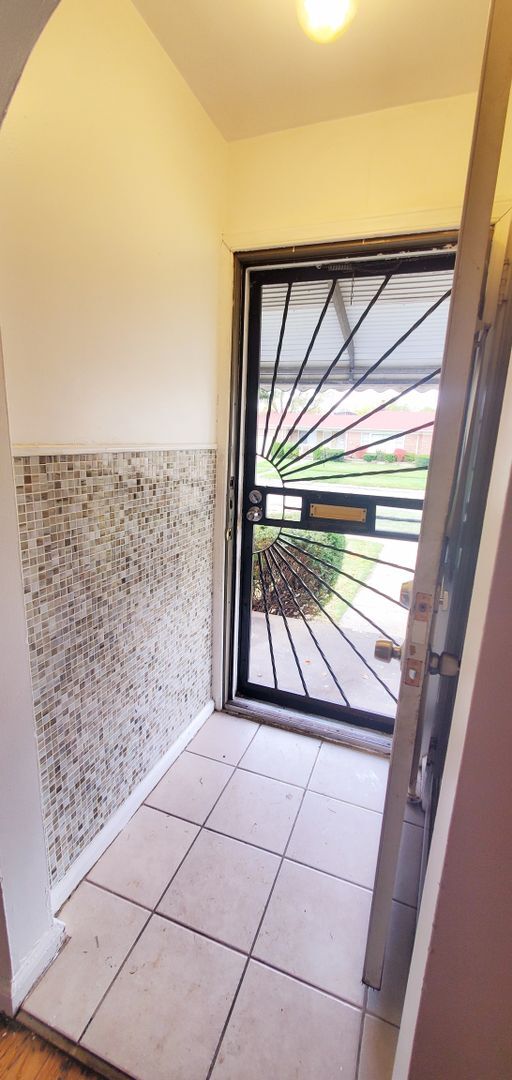 Building Photo - SECTION 8 ONLY -Remodeled 3B 1B Home $1095