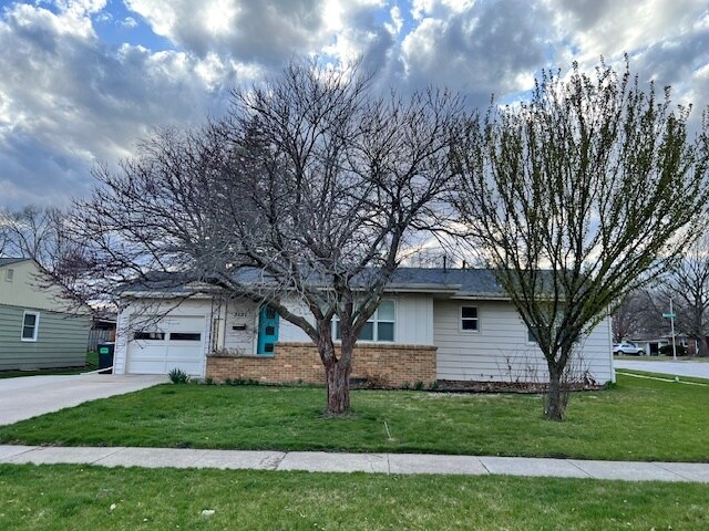 Primary Photo - 2121 Burnett Ave