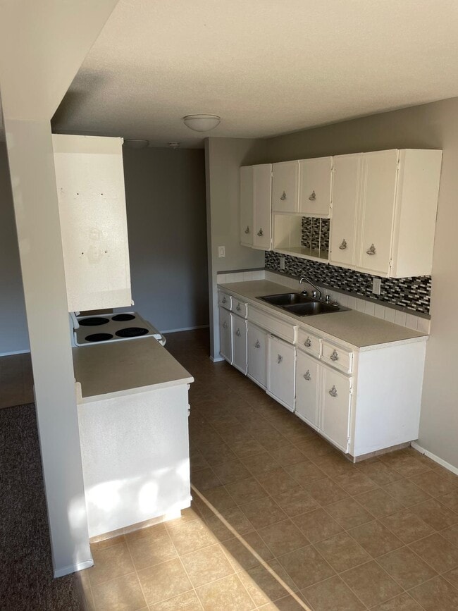 Building Photo - 4507-244 44 Ave