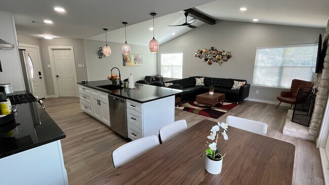 Kitchen and dinning room - 501 Twin Oak Trl