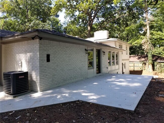 Building Photo - 408 Tall Oaks Dr NE