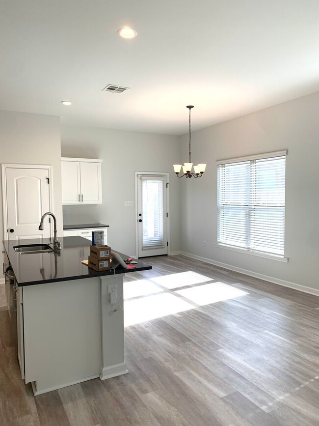 Building Photo - 1329 Shadow Bluff Dr
