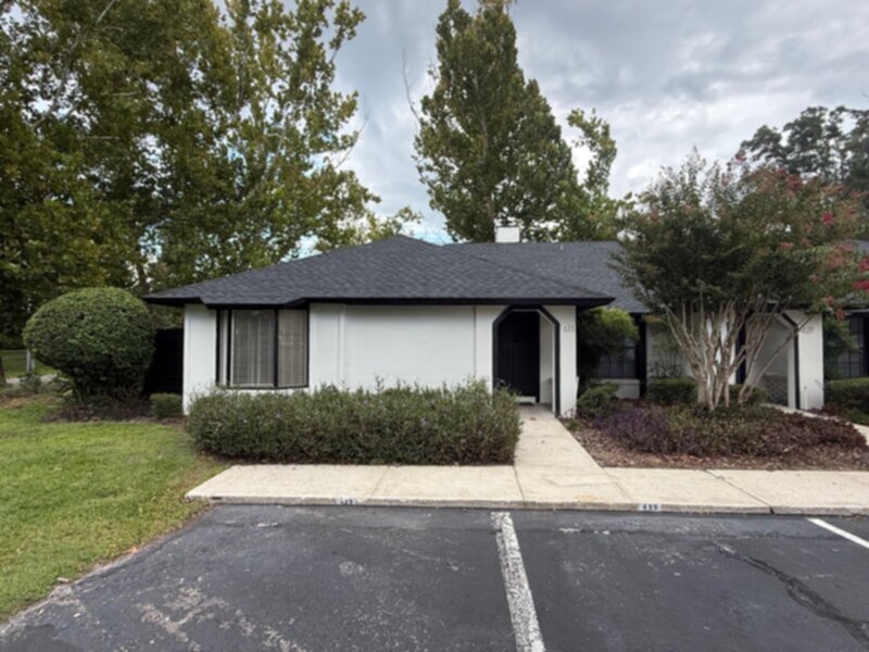 Foto principal - 2 Bedroom in Quiet Setting w/ Lawn Care &a...