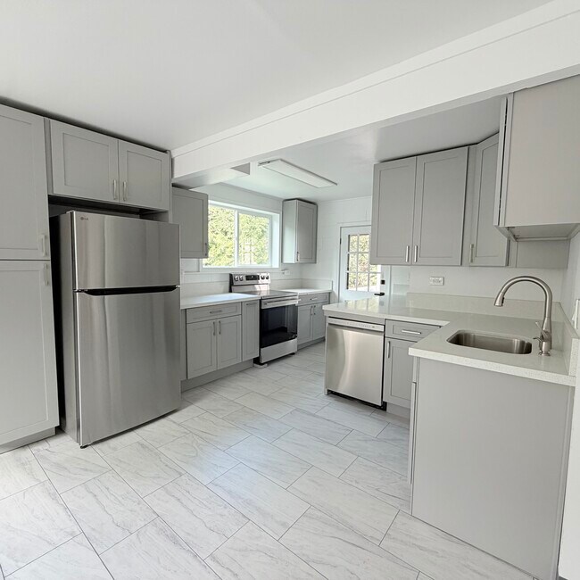 Cocina nueva de tamaño completo con todos los electrodomésticos de acero inoxidable, incluido lavavajillas. - 1739 Kamohoalii St