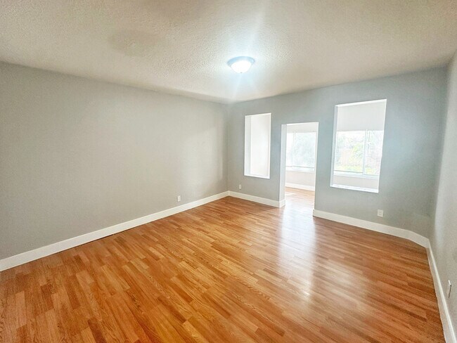 Building Photo - 702 S 17th Ave