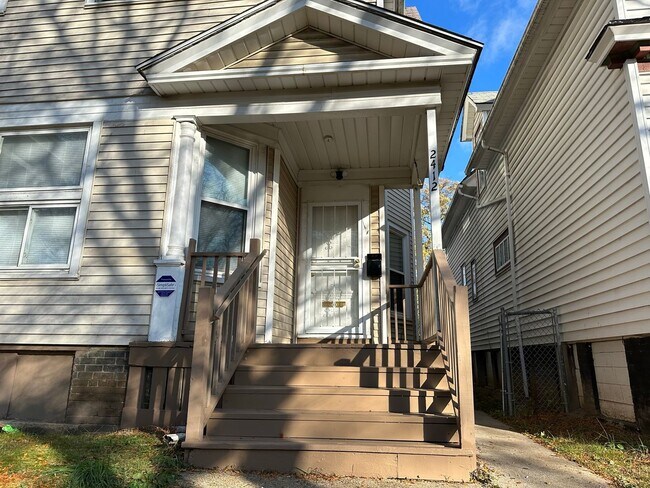 Foto del edificio - 2412-14 W MCKINLEY AVE