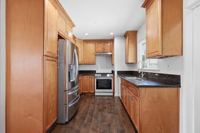 Foto del edificio - Beautifully Renovated 3 Bedroom Home in Beverlywood Adjacent