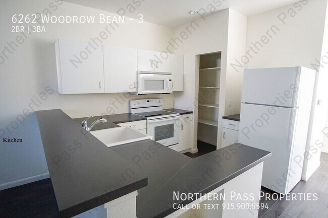 Foto del edificio - Modern 2 BDR Townhome Near Railroad Dr!