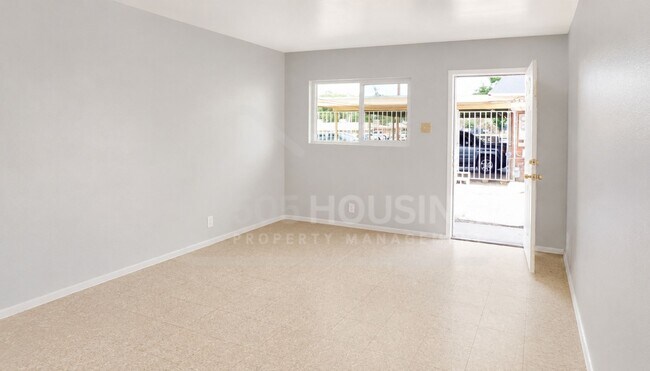 Foto del edificio - Large Move-In Ready 1-Bedroom Near Kirtland AFB