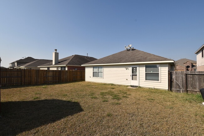 Foto del edificio - BEAUTIFUL 3 BEDROOM 2 BATH WITH WOOD TILE ...