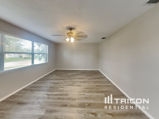 Building Photo - 730 College Hill Drive Clearwater FL