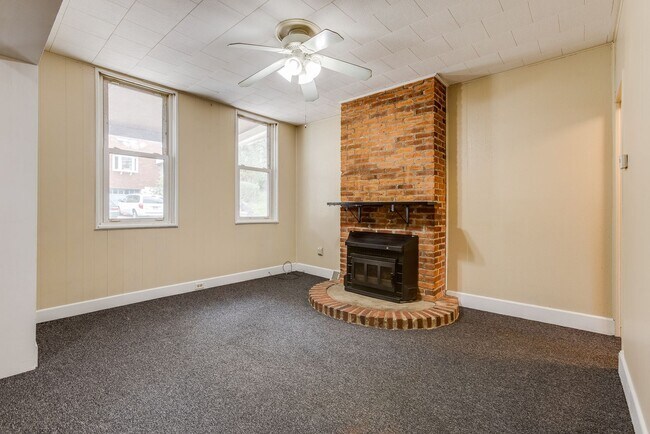Foto del edificio - AVAILABLE MAY 2026 - Excellent Mt Washington Location w/ 2 Spacious Bedrooms & Garage!