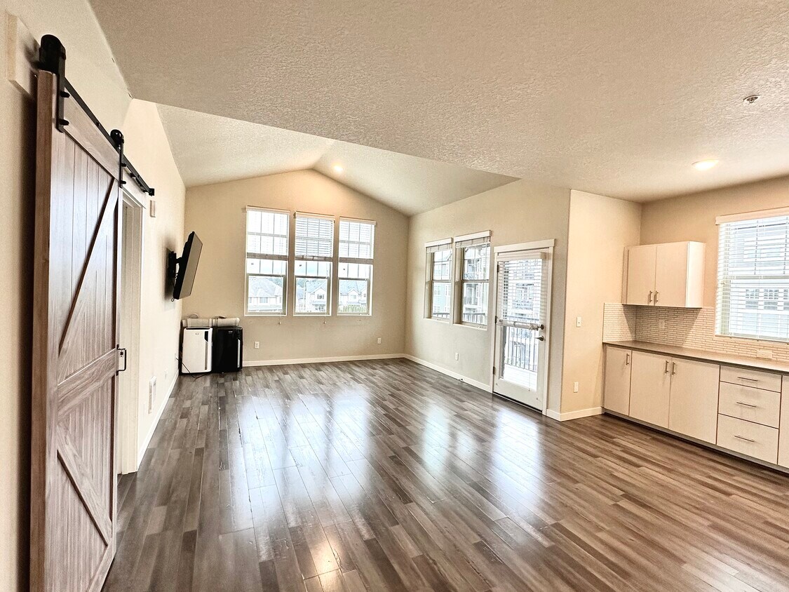 17051 SW Appledale Rd Unit 303, Sherwood, OR 97140 Condo for Rent in