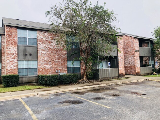 Building Photo - River Bend Apartments