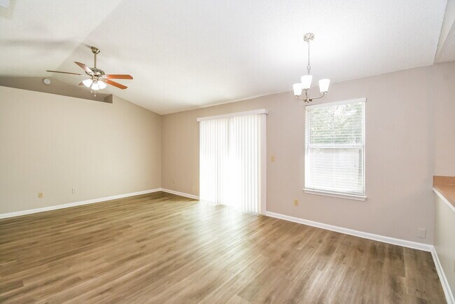 Foto del edificio - 6983 Huntington Woods Cir E