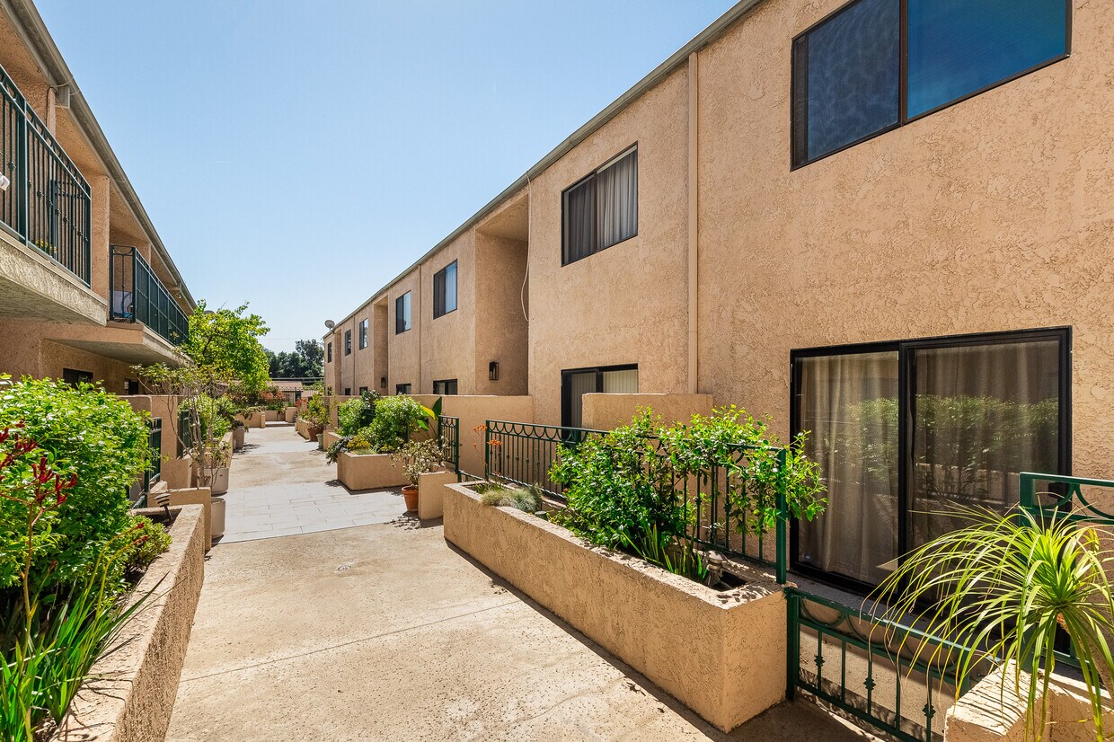 2491 Purdue Ave Unit 104, Los Angeles, CA 90064 Condo for Rent in Los