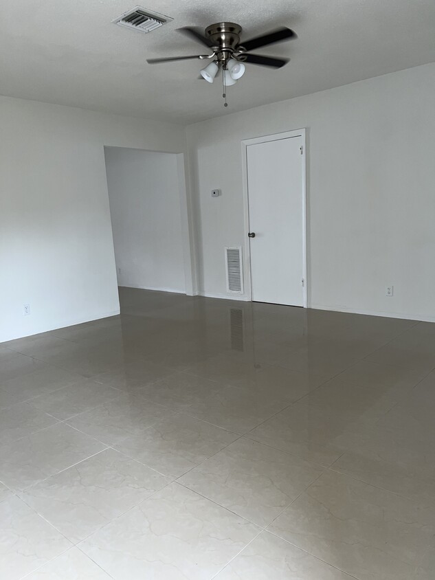 Living room: Porcelain floors and ceiling fan - 5010 SW 26th Ave