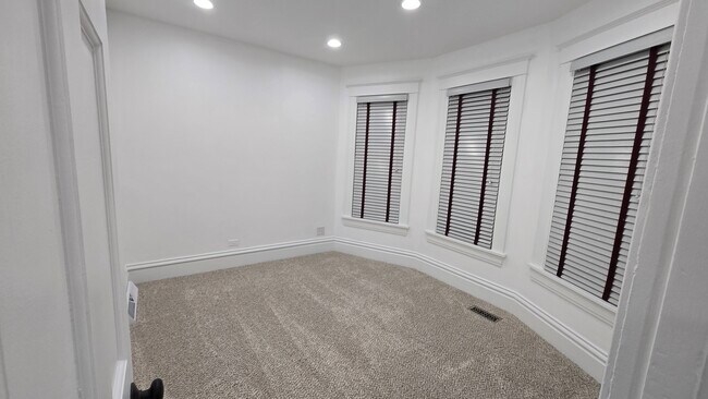 Dormitorio de la planta baja - 210 S 3rd St