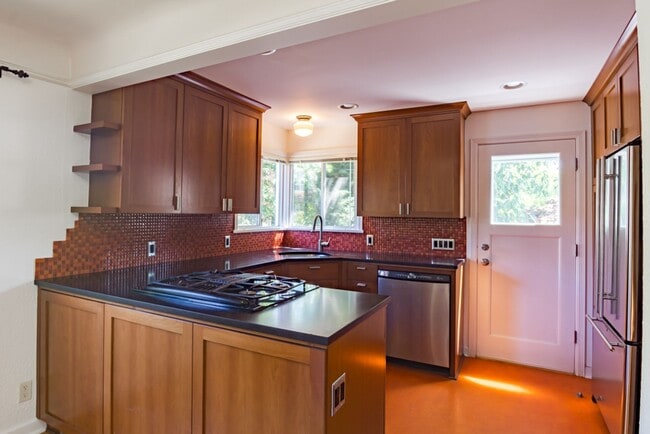 Building Photo - 2bd/1.75ba Seattle House