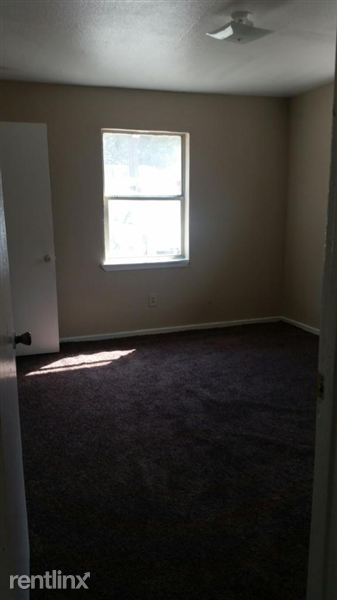Building Photo - 2615 Creston Dr