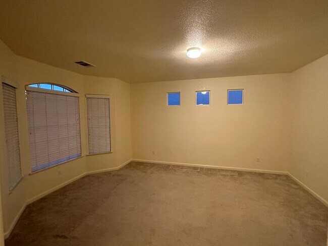 Building Photo - 1495 Davenport Dr