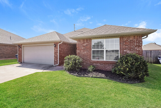 Building Photo - Check out this 3 bed,2 bath