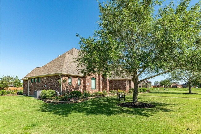 Building Photo - 1101 Southern Oaks Dr