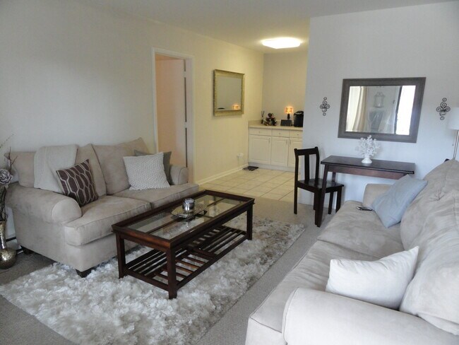 Living Area - 3600 Hillsboro Rd