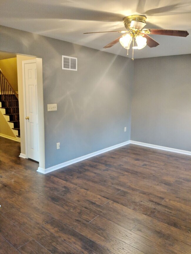 Foto del edificio - Beautiful 3 bedroom 2.5 bathroom END Unit ...