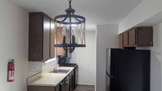 Foto del edificio - 1204 N Oaks Blvd