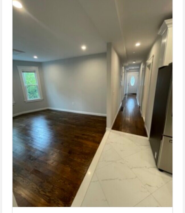 Foto del edificio - 33 Raymond Ave