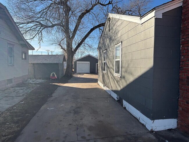 Building Photo - Single family home for rent 2 bed 1 bath detached garage