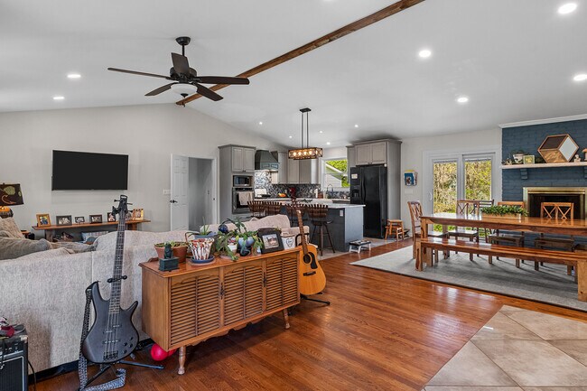 Open concept - 358 Twin Oaks Dr