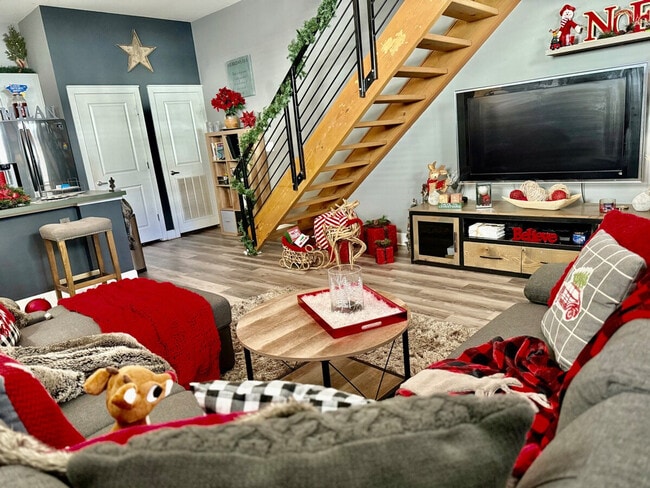 Building Photo - 634 E 9th St