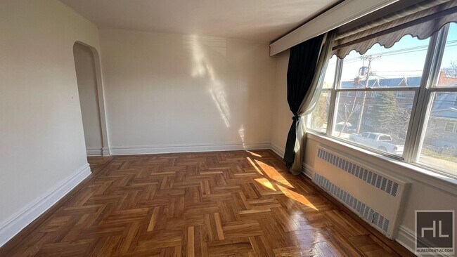 Building Photo - VERY SPACIOUS & VERY BRIGHT 2 BEDROOMs  EA...
