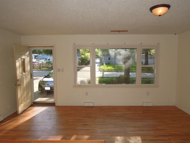 Building Photo - 807 7th Ave