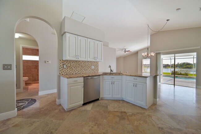 Foto del edificio - ** Lake Front Pool Home - 3 Bed/2 Bath with 2 Car Garage ~ Stoneybrook Estero**