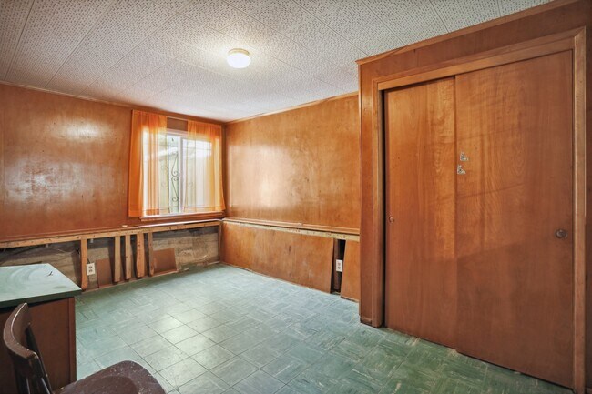 Building Photo - 286 Ney St