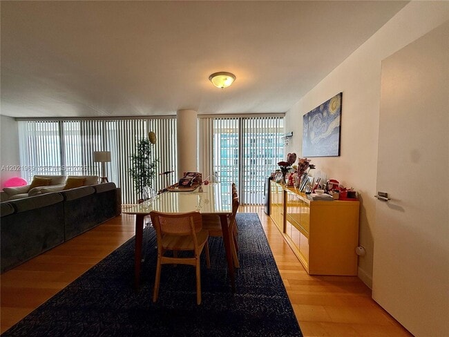 Building Photo - 2025 Brickell Ave