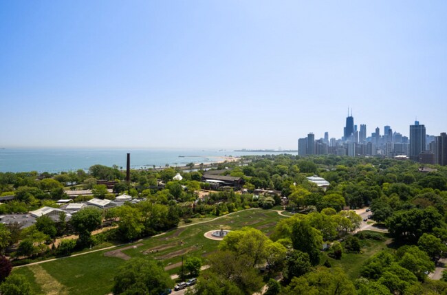 Foto del edificio - 2400 N Lincoln Park W