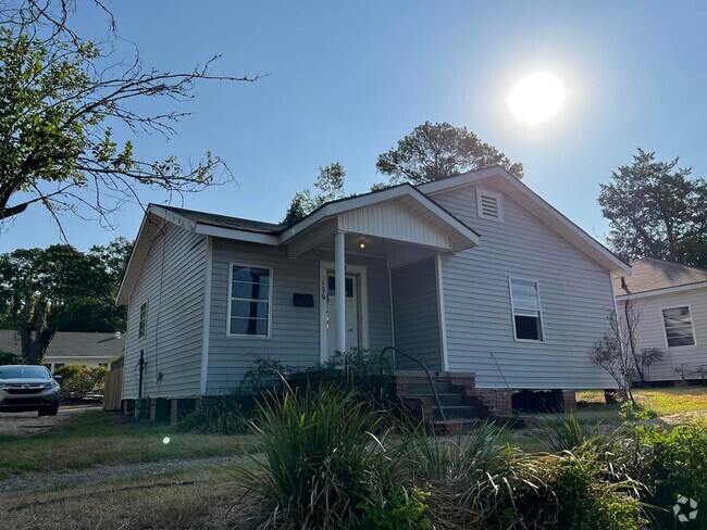 Building Photo - 106 W Shamrock Ave