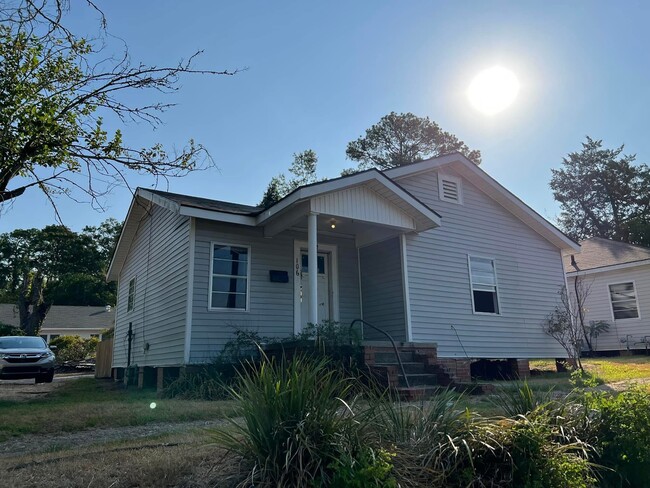 Building Photo - 106 W Shamrock Ave